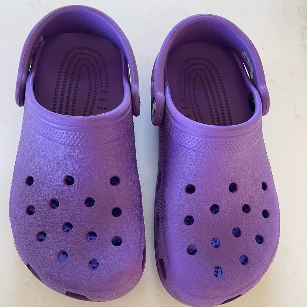 Size 4M6W purple crocs